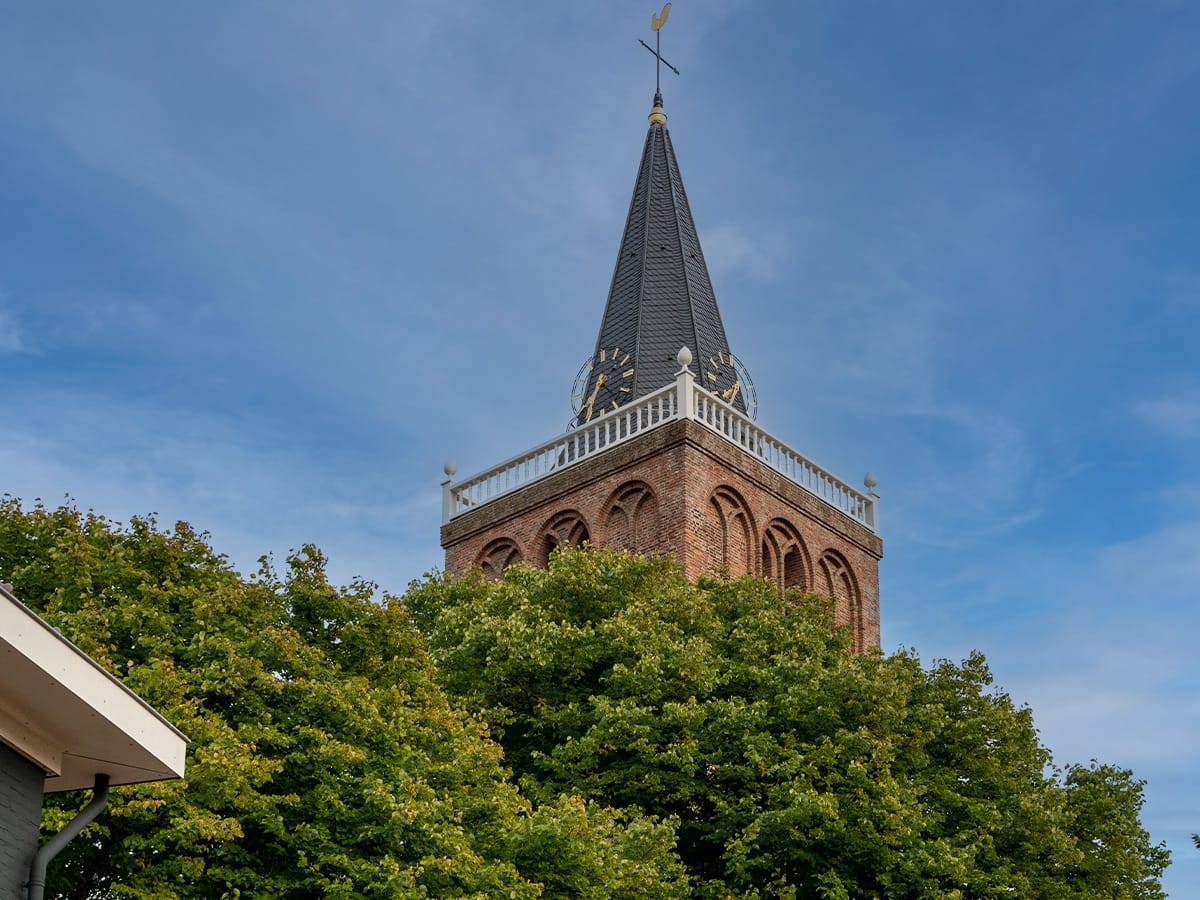 De kerktoren van de dorpskerk in Castricum