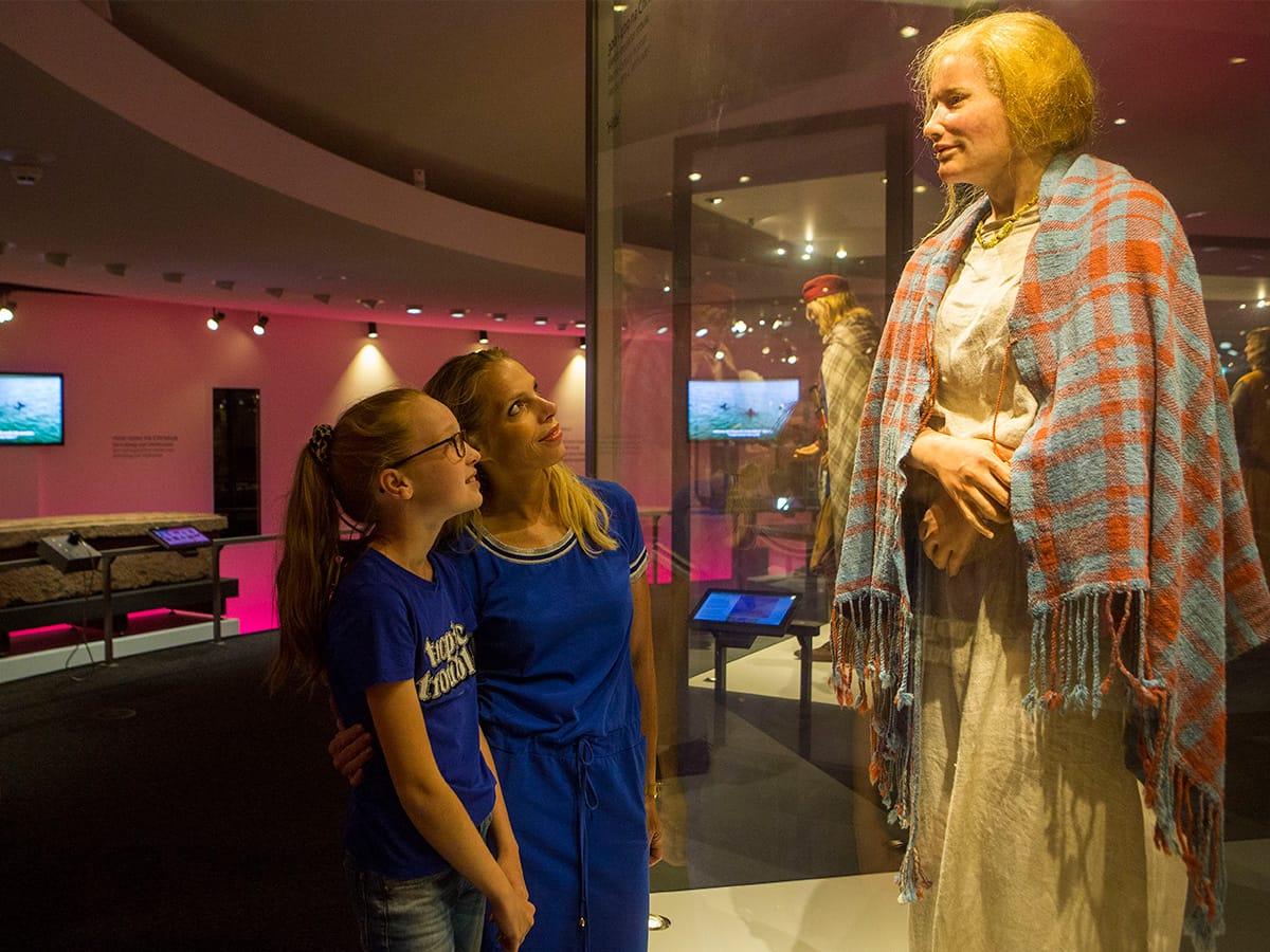Tochter und Mutter sehen Hilde im Museum