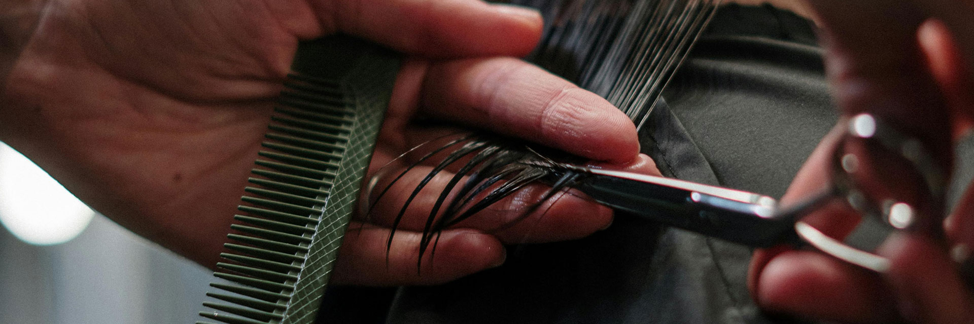 iseur schneidet einem Kunden die Haare