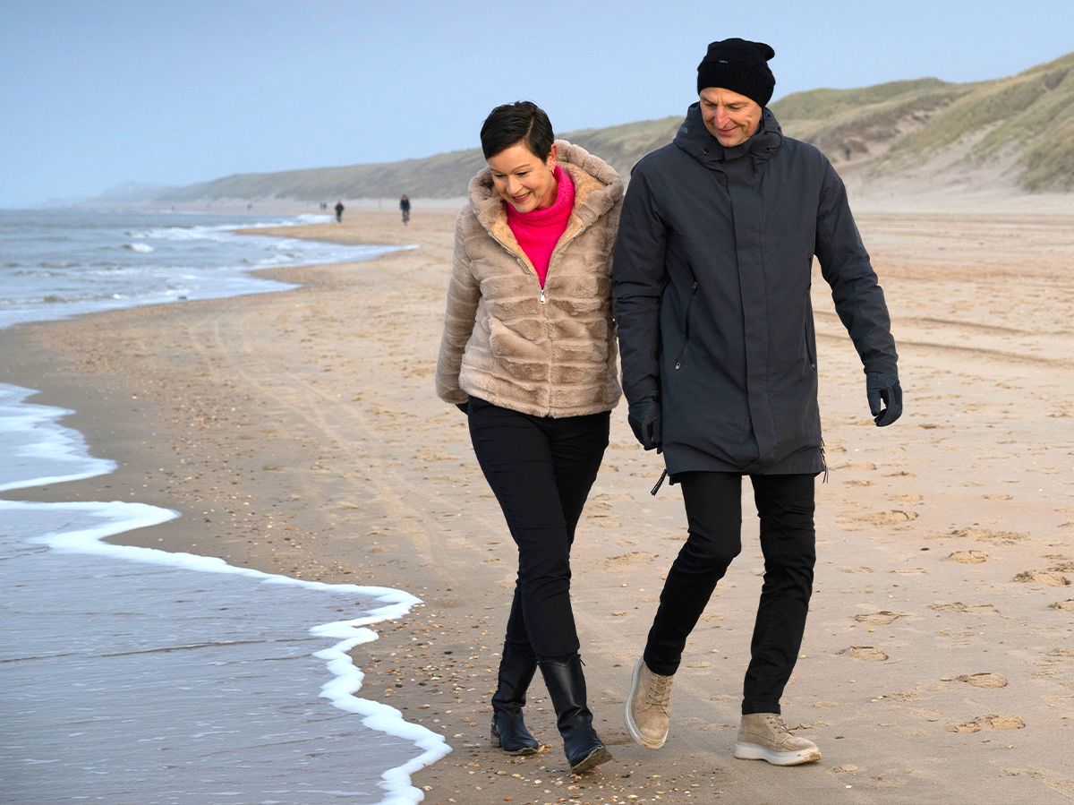 Wandelen over het strand in de winter