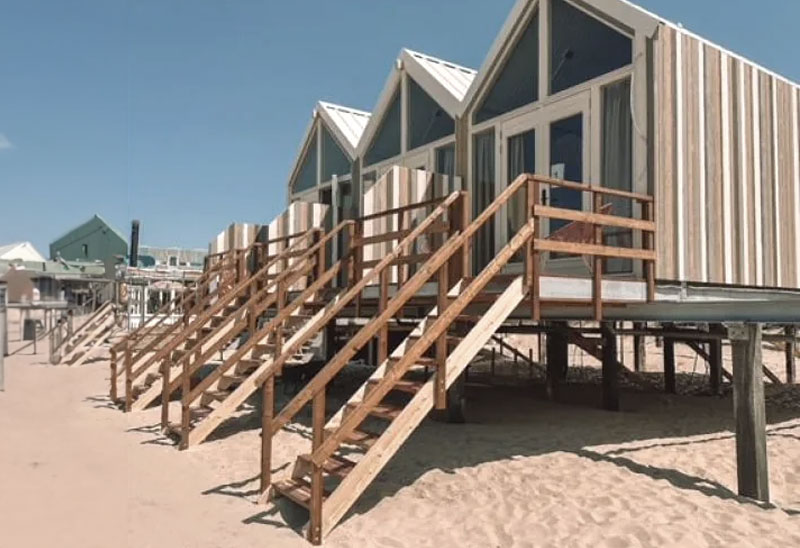 De strandhuisjes op het strand met trappetje