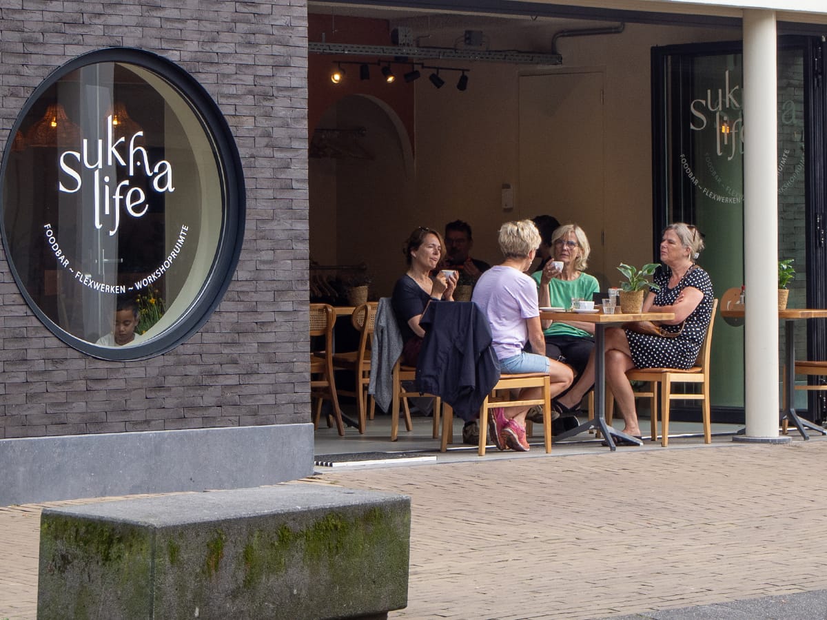 Mensen die koffie drinken bij Sukha life