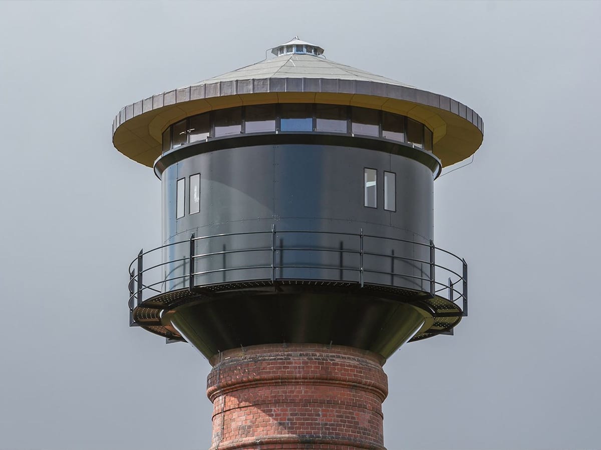 Watertoren met hotelkamer