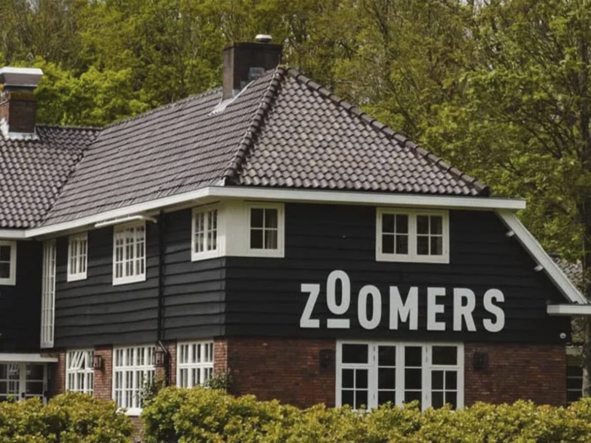 Voorzijde hotel Zoomers aan het bos