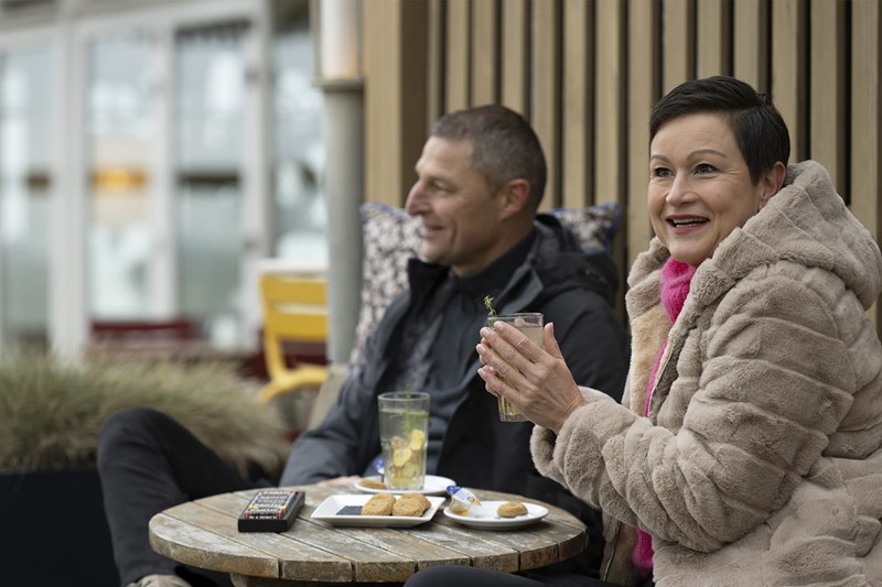 Stel op het terras van een strandpaviljoen