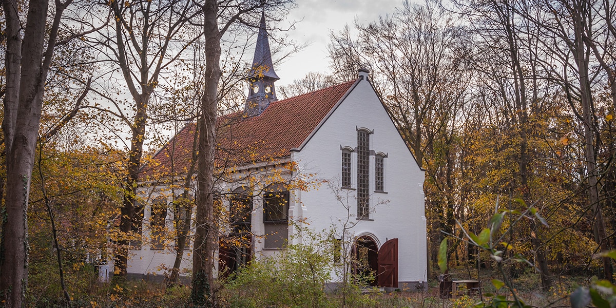 Witte Kerk op het Duin en Bosch terrein in Bakkum