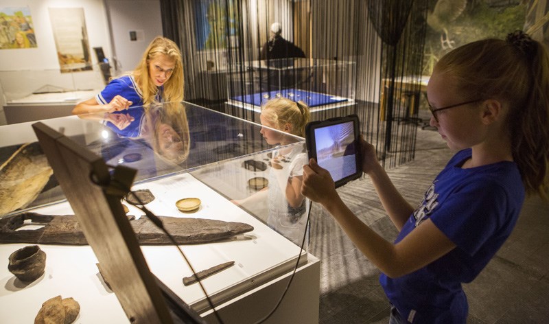 Kind met tablet in museum Huis van Hilde