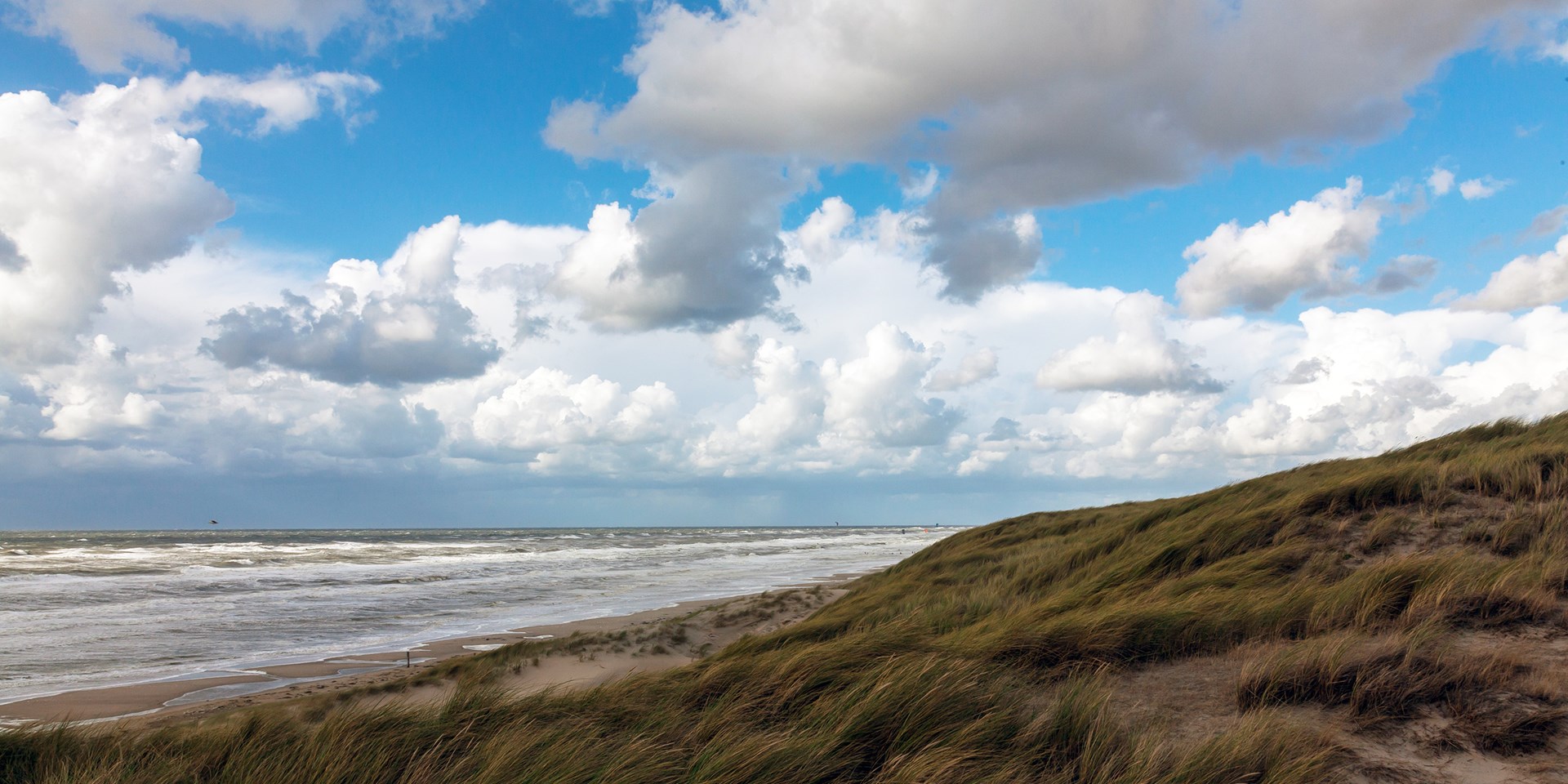 Het strand van Castricum met veel mooie wolken