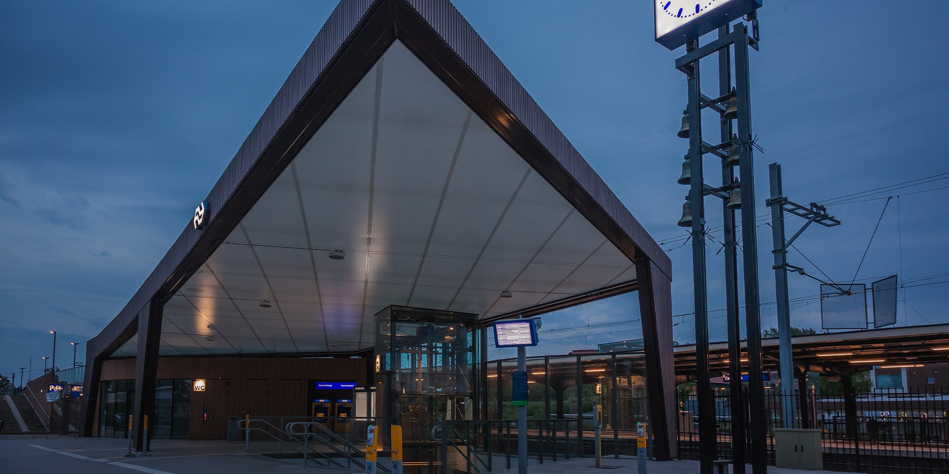 Het station van Castricum in de avond