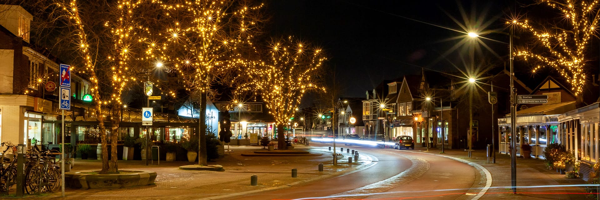 Dorpshart van Castricum verlicht met kerstlampjes