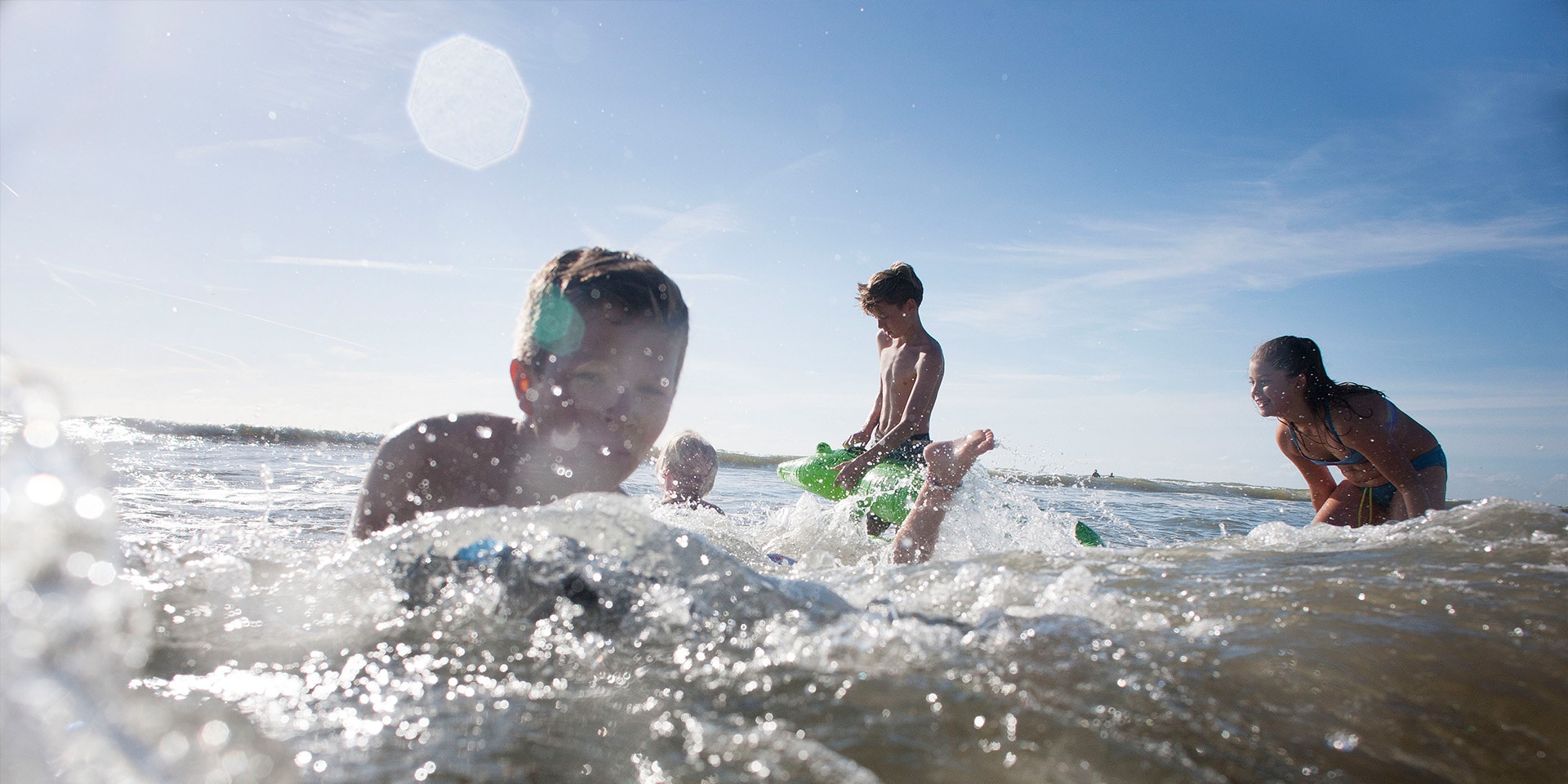 Kinder spielen im Meer bei Castricum