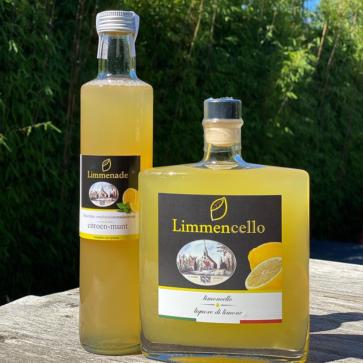 Eine Flasche Zitronen-Minze-Limonade und eine Flasche Limoncello
